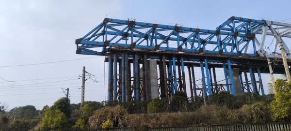 山東超晟輝護航昌九鐵路樂化聯(lián)絡(luò)線特大橋鋼桁梁施工